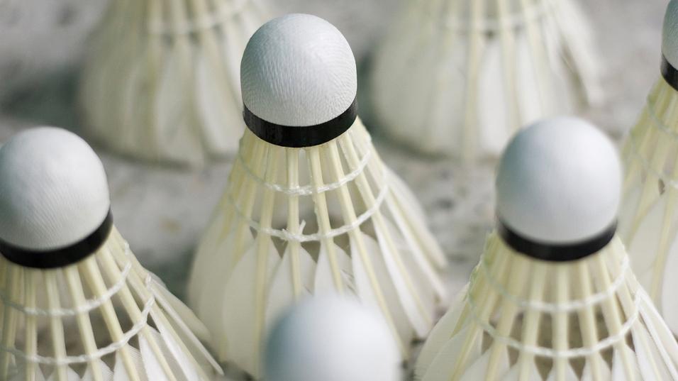 Nahaufnahme mehrerer Badmintonbälle, die auf einer Oberfläche angeordnet sind.